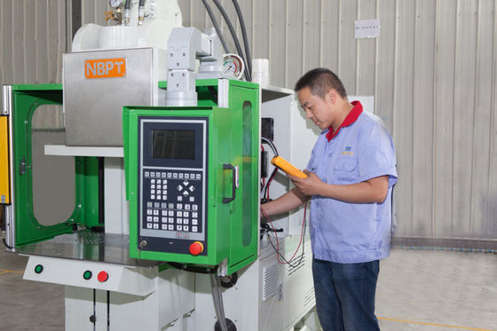 Máquina de moldagem por injecção de plástico vertical padrão para tomada elétrica