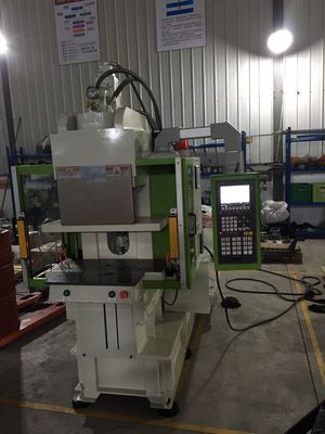 Máquina de moldagem por injecção de plástico vertical padrão para tomada elétrica