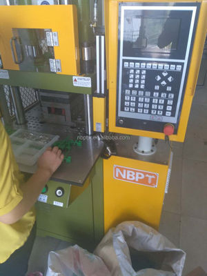Pequena máquina de moldagem por injecção vertical de plástico VERTICAL 15T