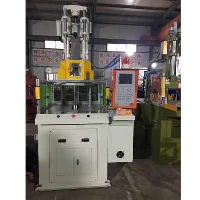 Máquina de moldagem por injecção vertical para fabricação de bolas de golfe