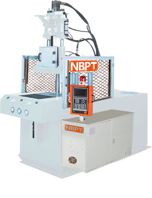 Máquina de moldagem por injecção vertical para bordas de automóveis