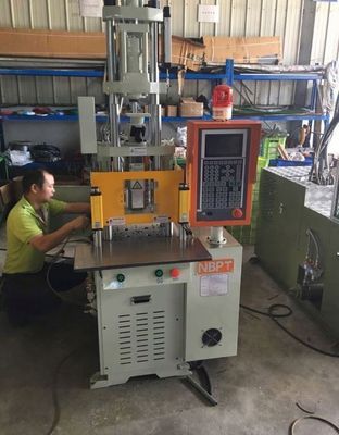 Máquina de moldagem por injecção de plástico micro vertical de 15 t